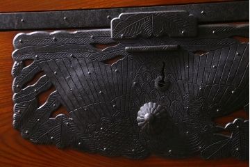 アンティーク家具　和製アンティーク　明治期　前面ケヤキ材　漆塗り　鳳凰の金具が目を引く佐渡小木箪笥(衣装箪笥、時代箪笥、佐渡箪笥)(R-038564)