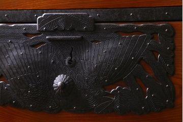 アンティーク家具　和製アンティーク　明治期　前面ケヤキ材　漆塗り　鳳凰の金具が目を引く佐渡小木箪笥(衣装箪笥、時代箪笥、佐渡箪笥)(R-038564)