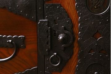 アンティーク家具　和製アンティーク　明治期　前面ケヤキ材　漆塗り　鳳凰の金具が目を引く佐渡小木箪笥(衣装箪笥、時代箪笥、佐渡箪笥)(R-038564)
