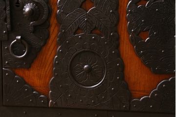 アンティーク家具　和製アンティーク　明治期　前面ケヤキ材　漆塗り　鳳凰の金具が目を引く佐渡小木箪笥(衣装箪笥、時代箪笥、佐渡箪笥)(R-038564)