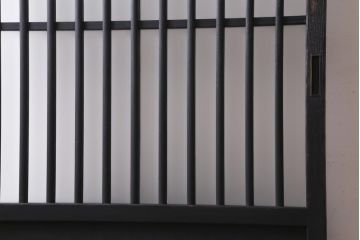アンティーク建具　和製アンティーク　昭和中期　すりガラス入り　ブラックペイントがシックなガラス戸1枚(引き戸、建具)(R-038567)