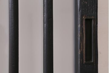 アンティーク建具　和製アンティーク　昭和中期　すりガラス入り　ブラックペイントがシックなガラス戸1枚(引き戸、建具)(R-038567)