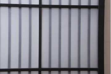 アンティーク建具　和製アンティーク　昭和中期　すりガラス入り　ブラックペイントがシックなガラス戸1枚(引き戸、建具)(R-038567)