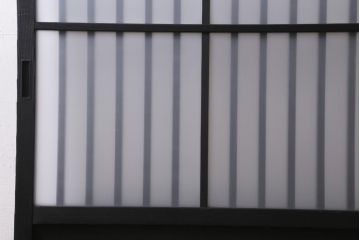 アンティーク建具　和製アンティーク　昭和中期　すりガラス入り　ブラックペイントがシックなガラス戸1枚(引き戸、建具)(R-038567)