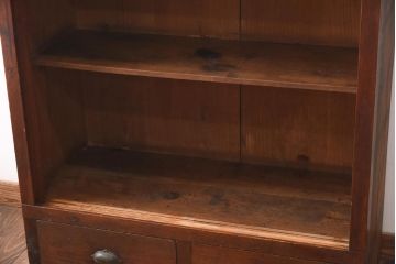 レトロ家具　和製アンティーク　ゆらゆらガラスがレトロな雰囲気を演出するガラス戸棚(収納棚、飾り棚)(R-038596)