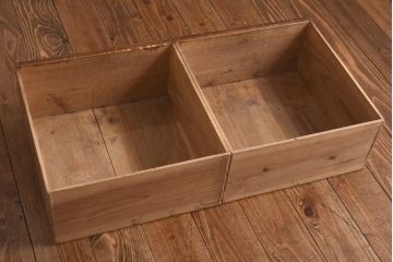 レトロ家具　和製アンティーク　ゆらゆらガラスがレトロな雰囲気を演出するガラス戸棚(収納棚、飾り棚)(R-038596)