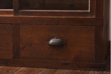 レトロ家具　和製アンティーク　ゆらゆらガラスがレトロな雰囲気を演出するガラス戸棚(収納棚、飾り棚)(R-038596)