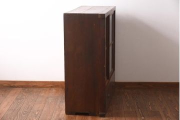 レトロ家具　和製アンティーク　ゆらゆらガラスがレトロな雰囲気を演出するガラス戸棚(収納棚、飾り棚)(R-038596)