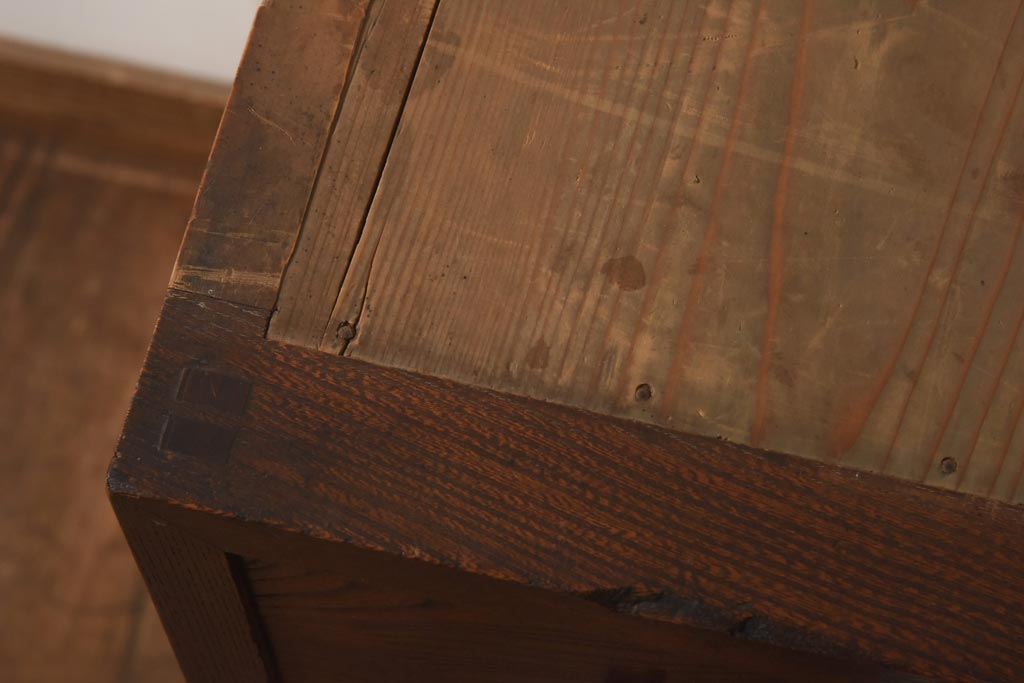 アンティーク家具　和製アンティーク　前面ケヤキ材　引き出し7杯付きの小振りなチェスト(引き出し、衣装箪笥)(R-038597)