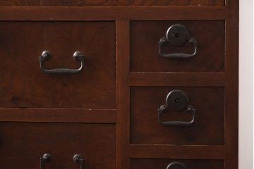 アンティーク家具　和製アンティーク　前面ケヤキ材　引き出し7杯付きの小振りなチェスト(引き出し、衣装箪笥)(R-038597)