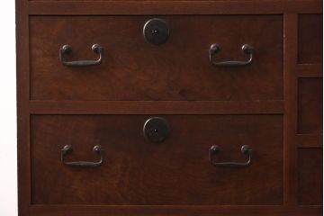 アンティーク家具　和製アンティーク　前面ケヤキ材　引き出し7杯付きの小振りなチェスト(引き出し、衣装箪笥)(R-038597)