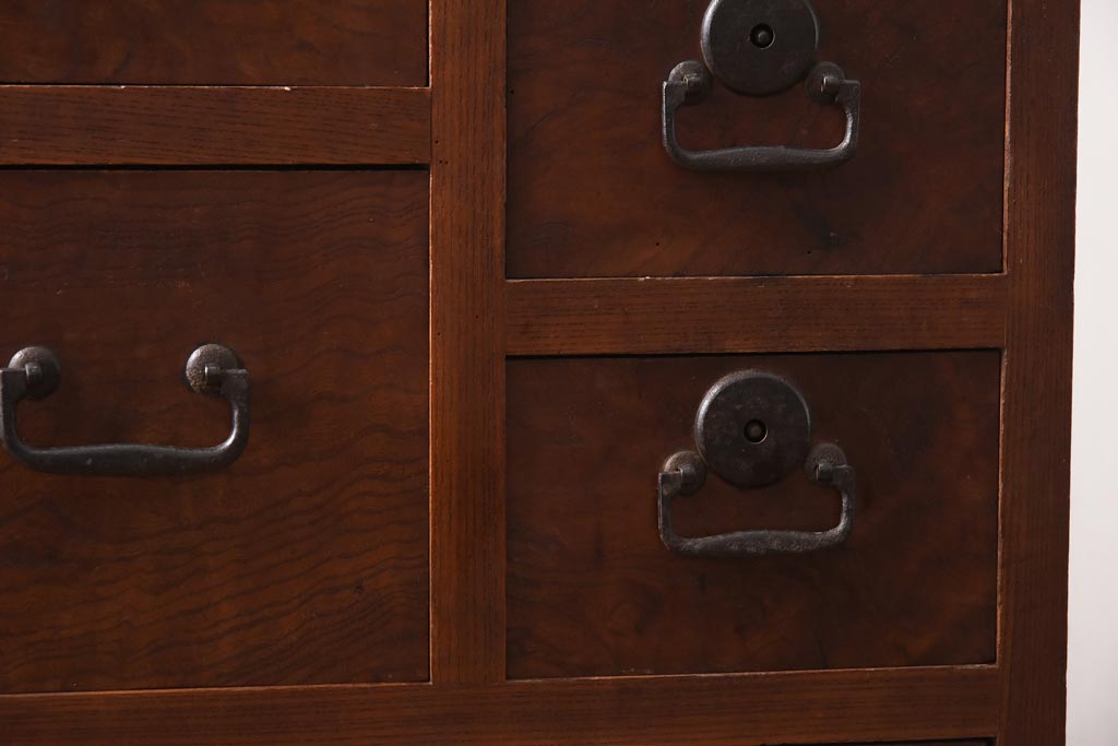 アンティーク家具　和製アンティーク　前面ケヤキ材　引き出し7杯付きの小振りなチェスト(引き出し、衣装箪笥)(R-038597)