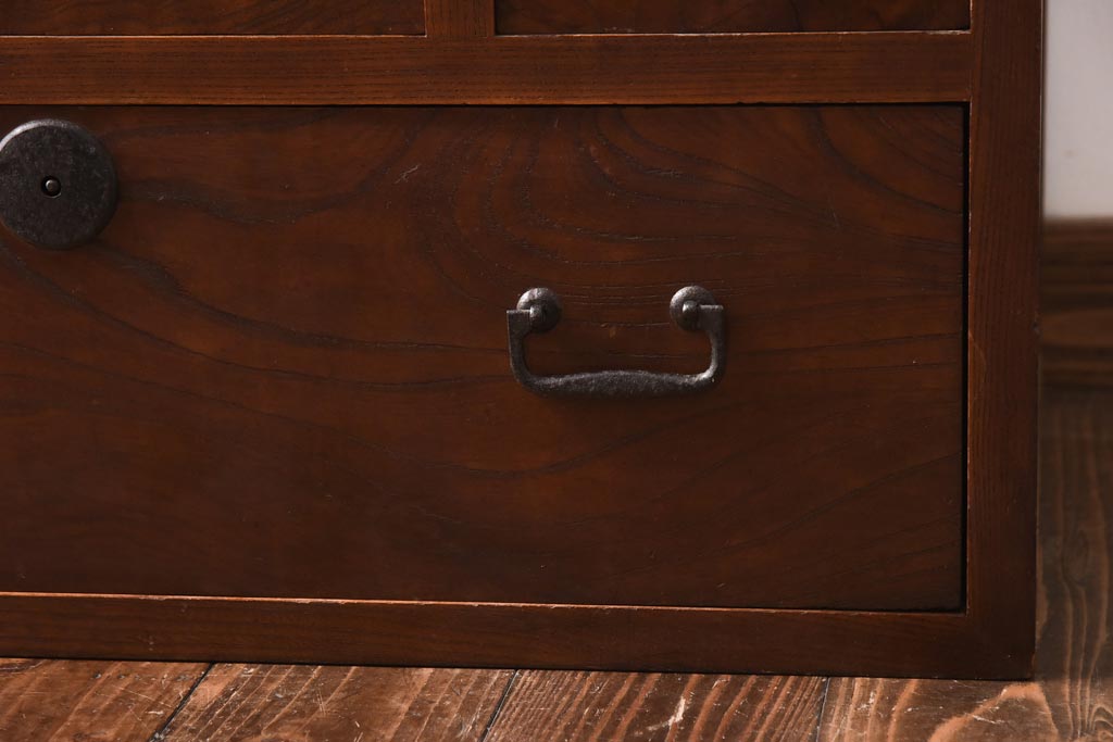 アンティーク家具　和製アンティーク　前面ケヤキ材　引き出し7杯付きの小振りなチェスト(引き出し、衣装箪笥)(R-038597)