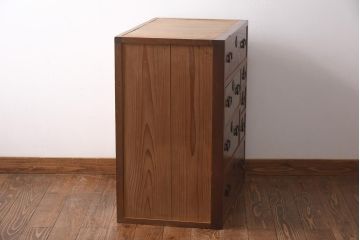 アンティーク家具　和製アンティーク　前面ケヤキ材　引き出し7杯付きの小振りなチェスト(引き出し、衣装箪笥)(R-038597)