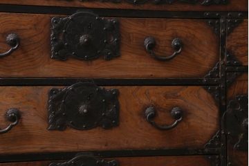 アンティーク家具　和製アンティーク　前面ケヤキ材　味わいのある杢目が目を引く仙台箪笥(衣装箪笥、和タンス)(R-038609)