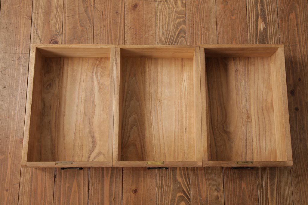 アンティーク家具　和製アンティーク　昭和中期　桐材が味わい深い戸棚(収納棚、キャビネット)(R-038632)