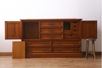 中古　横浜クラシック家具　横浜ダニエル(daniel) 　クラシカルなデザインのサイドボード(リビングボード、ローチェスト)(R-038645)