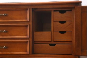 中古　横浜クラシック家具　横浜ダニエル(daniel) 　クラシカルなデザインのサイドボード(リビングボード、ローチェスト)(R-038645)