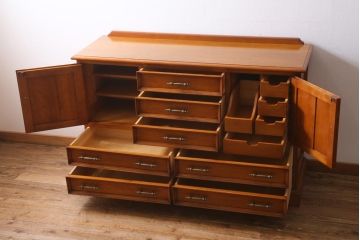 中古　横浜クラシック家具　横浜ダニエル(daniel) 　クラシカルなデザインのサイドボード(リビングボード、ローチェスト)(R-038645)