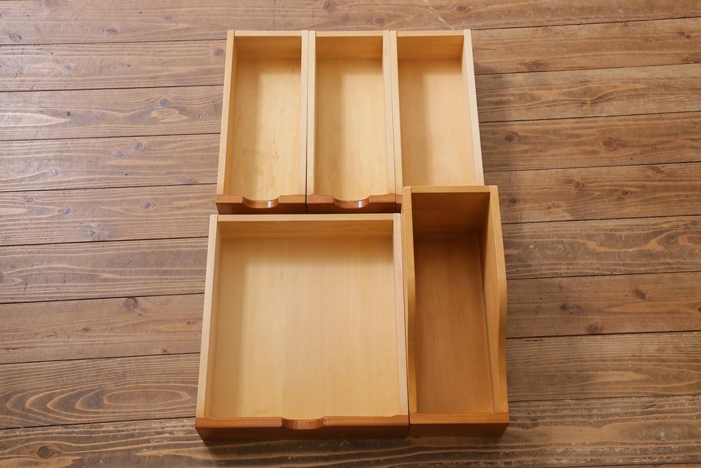 中古　横浜クラシック家具　横浜ダニエル(daniel) 　クラシカルなデザインのサイドボード(リビングボード、ローチェスト)(R-038645)