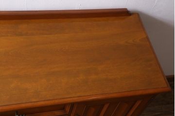 中古　横浜クラシック家具　横浜ダニエル(daniel) 　クラシカルなデザインのサイドボード(リビングボード、ローチェスト)(R-038645)