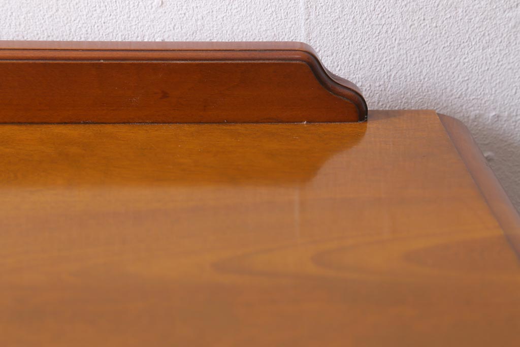 中古　横浜クラシック家具　横浜ダニエル(daniel) 　クラシカルなデザインのサイドボード(リビングボード、ローチェスト)(R-038645)