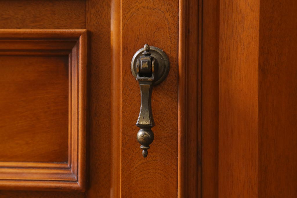 中古　横浜クラシック家具　横浜ダニエル(daniel) 　クラシカルなデザインのサイドボード(リビングボード、ローチェスト)(R-038645)