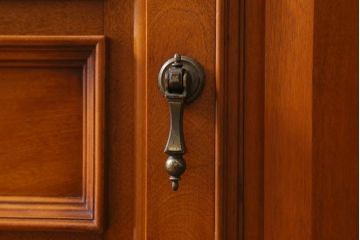 中古　横浜クラシック家具　横浜ダニエル(daniel) 　クラシカルなデザインのサイドボード(リビングボード、ローチェスト)(R-038645)