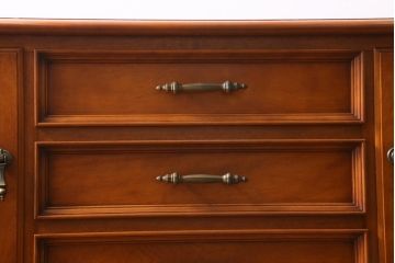 中古　横浜クラシック家具　横浜ダニエル(daniel) 　クラシカルなデザインのサイドボード(リビングボード、ローチェスト)(R-038645)