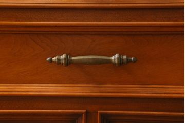 中古　横浜クラシック家具　横浜ダニエル(daniel) 　クラシカルなデザインのサイドボード(リビングボード、ローチェスト)(R-038645)