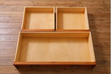 ビンテージ　横浜クラシック家具　ダニエル(Daniel)　スパニッシュシリーズ　木のあたたかみを感じる上品なワードローブ(洋服タンス、衣装タンス)(R-038647)