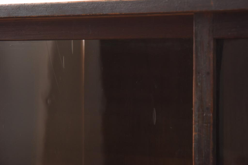 アンティーク家具　大正昭和初期　レトロな佇まいが魅力のゆらゆらガラス戸付き本箱(ブックケース、収納棚、飾り棚)(R-038668)