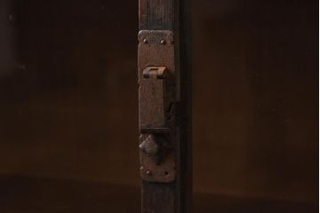 アンティーク家具　大正昭和初期　レトロな佇まいが魅力のゆらゆらガラス戸付き本箱(ブックケース、収納棚、飾り棚)(R-038668)