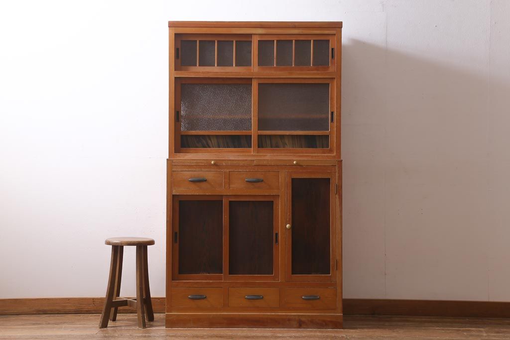 レトロ家具　和製アンティーク　ダイヤガラスがレトロな雰囲気を高める食器棚(収納棚、戸棚、キャビネット)(R-038681)