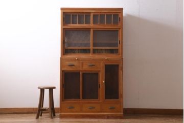 レトロ家具　和製アンティーク　ダイヤガラスがレトロな雰囲気を高める食器棚(収納棚、戸棚、キャビネット)(R-038681)