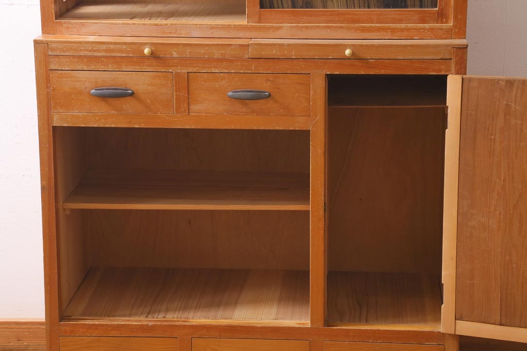 レトロ家具　和製アンティーク　ダイヤガラスがレトロな雰囲気を高める食器棚(収納棚、戸棚、キャビネット)(R-038681)