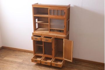 レトロ家具　和製アンティーク　ダイヤガラスがレトロな雰囲気を高める食器棚(収納棚、戸棚、キャビネット)(R-038681)