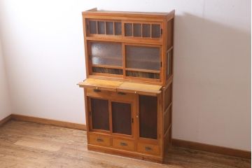 レトロ家具　和製アンティーク　ダイヤガラスがレトロな雰囲気を高める食器棚(収納棚、戸棚、キャビネット)(R-038681)