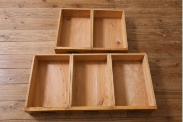 レトロ家具　和製アンティーク　ダイヤガラスがレトロな雰囲気を高める食器棚(収納棚、戸棚、キャビネット)(R-038681)