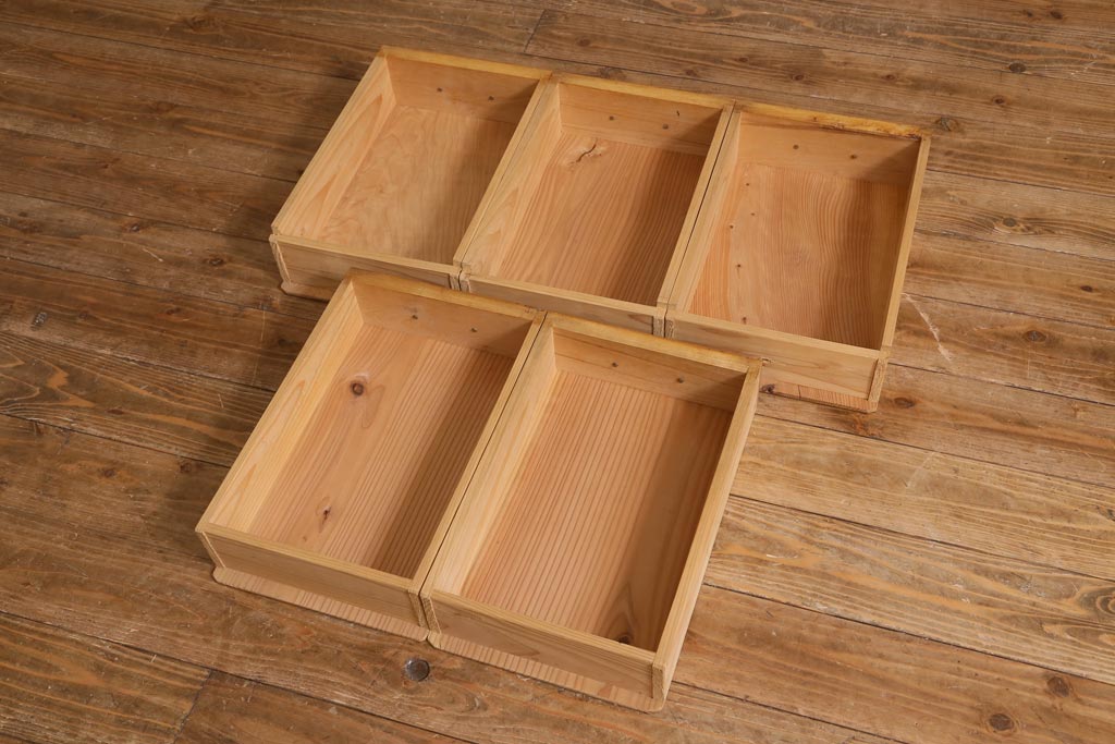 レトロ家具　和製アンティーク　ダイヤガラスがレトロな雰囲気を高める食器棚(収納棚、戸棚、キャビネット)(R-038681)