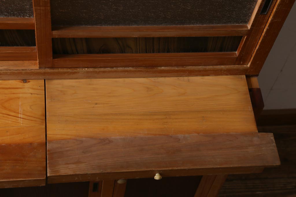 レトロ家具　和製アンティーク　ダイヤガラスがレトロな雰囲気を高める食器棚(収納棚、戸棚、キャビネット)(R-038681)