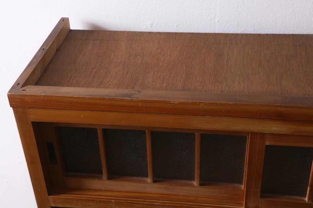 レトロ家具　和製アンティーク　ダイヤガラスがレトロな雰囲気を高める食器棚(収納棚、戸棚、キャビネット)(R-038681)