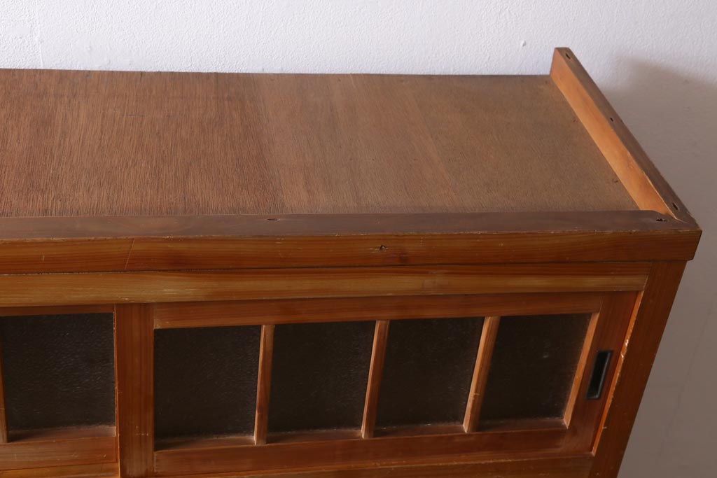 レトロ家具　和製アンティーク　ダイヤガラスがレトロな雰囲気を高める食器棚(収納棚、戸棚、キャビネット)(R-038681)