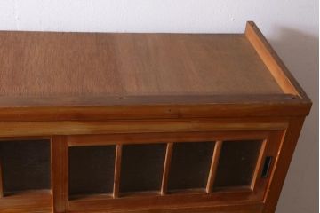 レトロ家具　和製アンティーク　ダイヤガラスがレトロな雰囲気を高める食器棚(収納棚、戸棚、キャビネット)(R-038681)