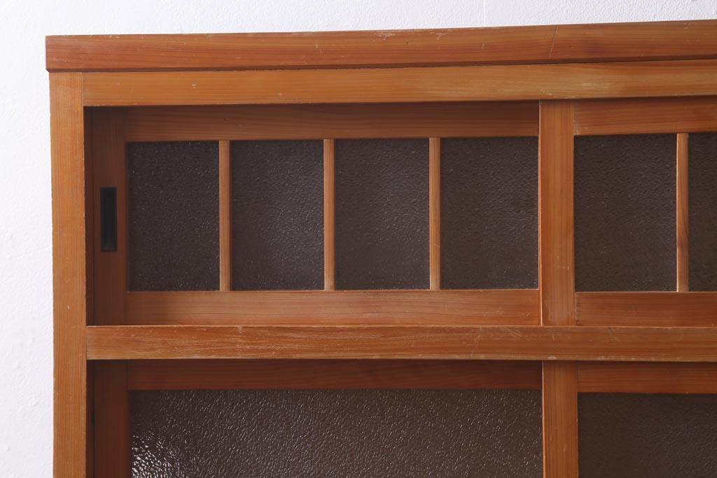 レトロ家具　和製アンティーク　ダイヤガラスがレトロな雰囲気を高める食器棚(収納棚、戸棚、キャビネット)(R-038681)