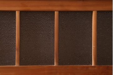 レトロ家具　和製アンティーク　ダイヤガラスがレトロな雰囲気を高める食器棚(収納棚、戸棚、キャビネット)(R-038681)