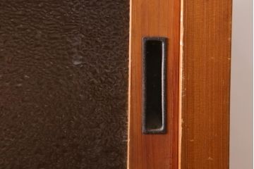 レトロ家具　和製アンティーク　ダイヤガラスがレトロな雰囲気を高める食器棚(収納棚、戸棚、キャビネット)(R-038681)