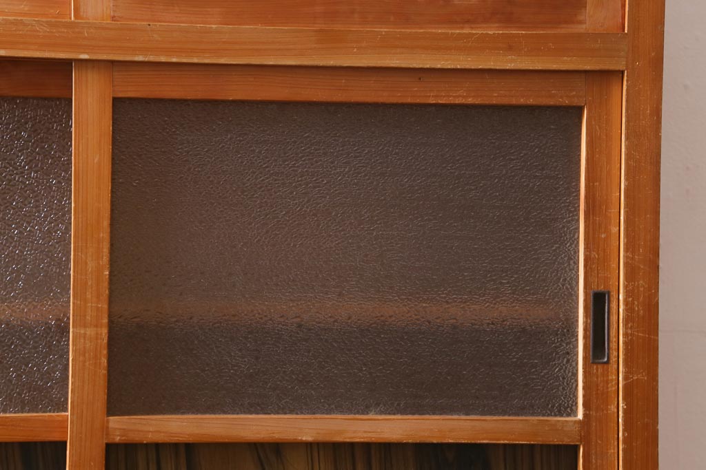 レトロ家具　和製アンティーク　ダイヤガラスがレトロな雰囲気を高める食器棚(収納棚、戸棚、キャビネット)(R-038681)