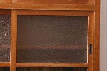 レトロ家具　和製アンティーク　ダイヤガラスがレトロな雰囲気を高める食器棚(収納棚、戸棚、キャビネット)(R-038681)