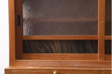 レトロ家具　和製アンティーク　ダイヤガラスがレトロな雰囲気を高める食器棚(収納棚、戸棚、キャビネット)(R-038681)